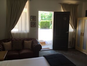 ห้องดีลักซ์, ปลอดบุหรี่ (Deluxe King Room) | เครื่องนอนระดับพรีเมียม, เตียงพร้อมฟูกเสริมที่นอน, ผ้าม่านกันแสง