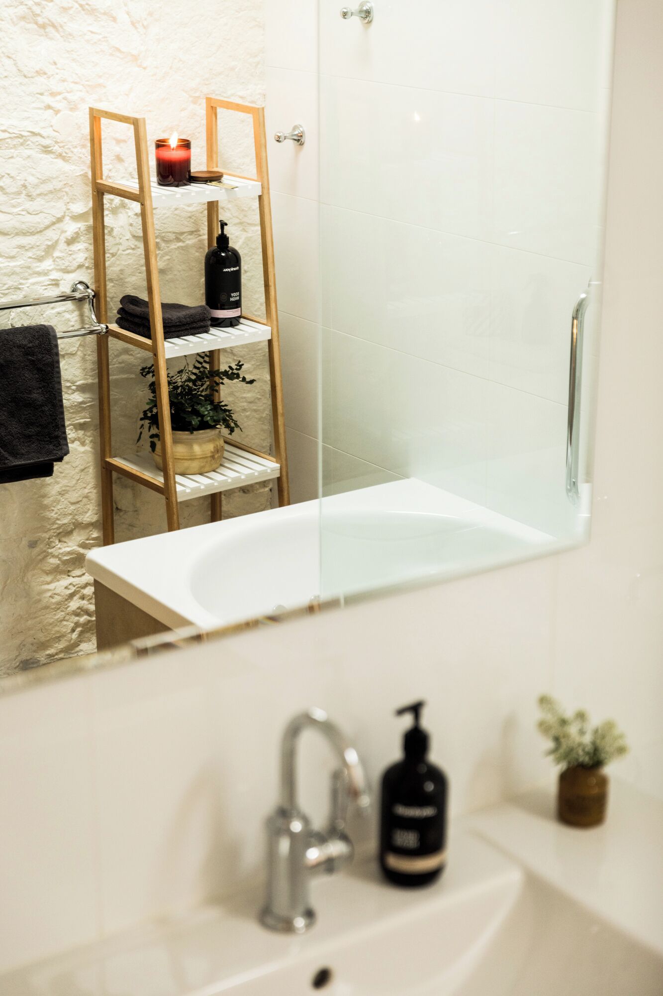 cottage (spa) | bathroom | shower, rainfall showerhead, free toiletries, bathrobes