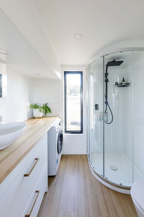 Panoramic-Ferienhütte | Badezimmer | Dusche, Regendusche, kostenlose Toilettenartikel, Bademäntel