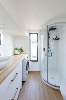 Panoramic Cabin | Bathroom | Shower, rainfall showerhead, free toiletries, bathrobes