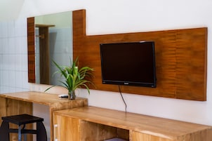 Escritorio, sistema de insonorización, wifi gratis y ropa de cama 