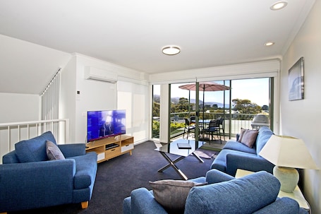 Televisión de pantalla plana, reproductor de DVD. Anchorage Motel and Villas