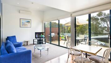 Flatscreentelevisie en een dvd-speler