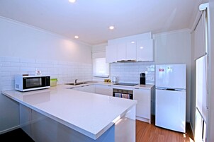 Refrigerador, microondas, cafetera/tetera, tetera/pava eléctrica