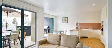 Appartement supérieur, 1 chambre | Aire de séjour | Téléviseur à écran plat, lecteur de DVD