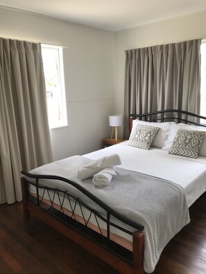 1 soverom, lydisolert, strykejern/-brett og sengetøy