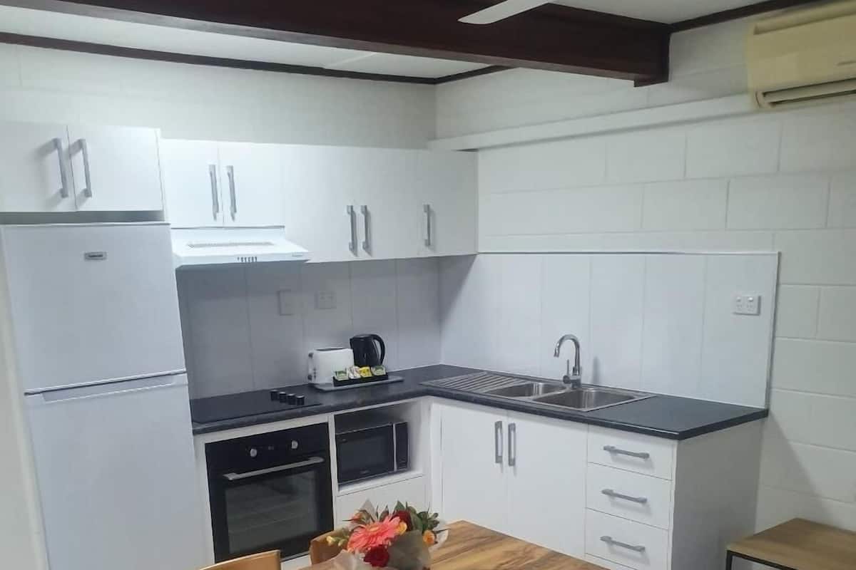 Full-sized fridge, microwave, oven, stovetop