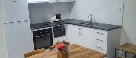 Full-size fridge, microwave, oven, stovetop