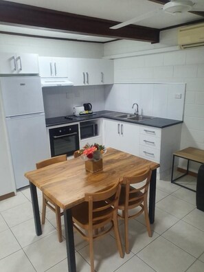 Full-size fridge, microwave, oven, stovetop - Ocean Breeze Units (Bowen)