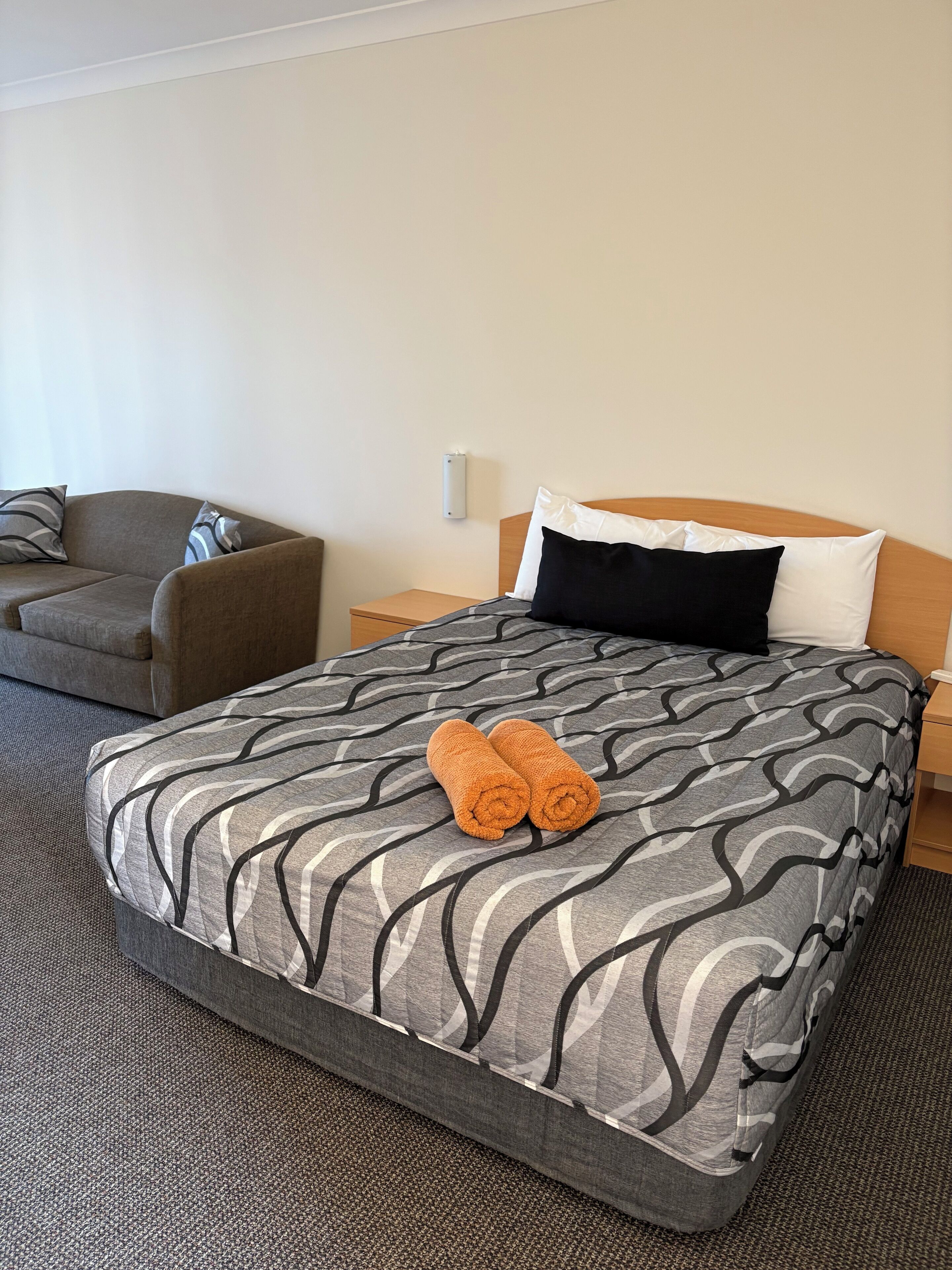 行政客房, 1 张大床, 无烟房, 阳台 | 迷你吧、办公桌、熨斗/熨衣板、免费 WiFi