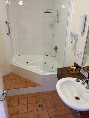 Suite, 1 cama King size, para no fumadores, hidromasaje | Baño | Regadera, secadora de cabello, toallas