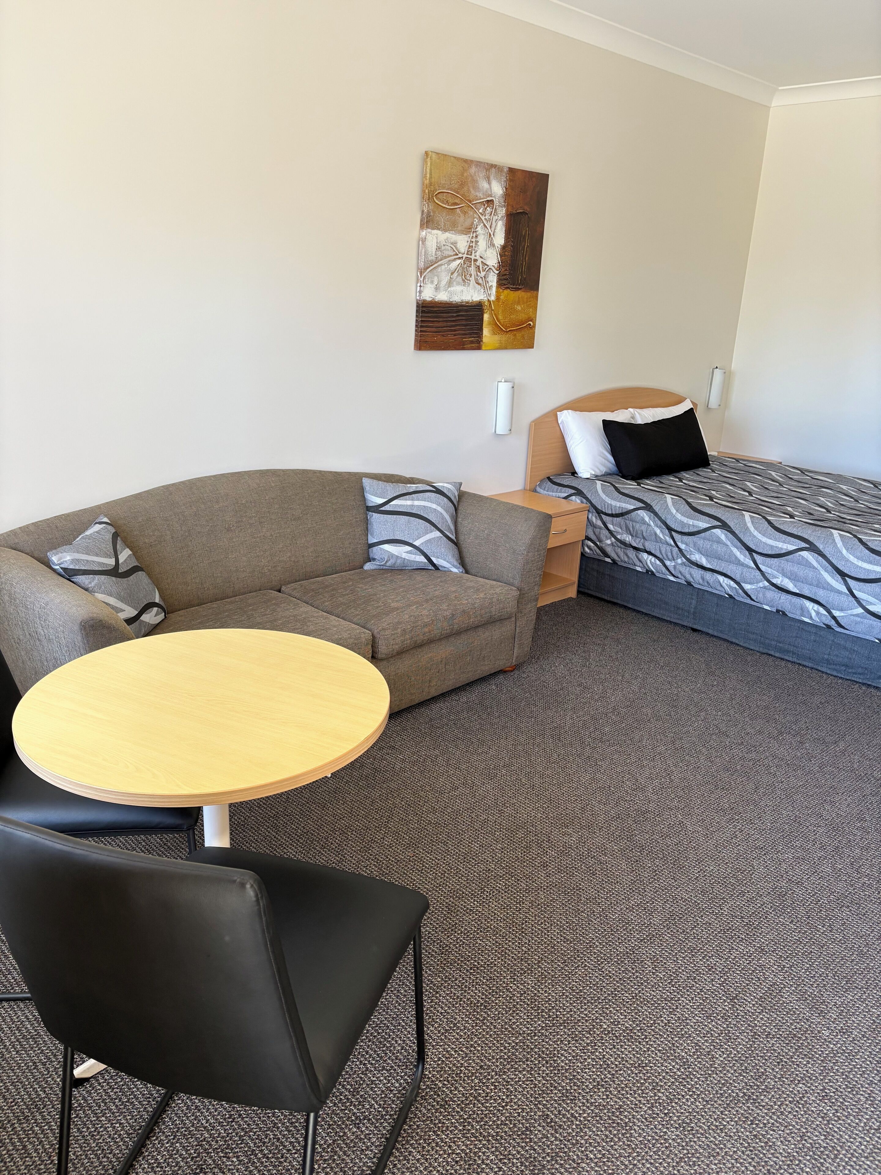 Minibar, escritorio, tabla de planchar con plancha y wifi gratis 