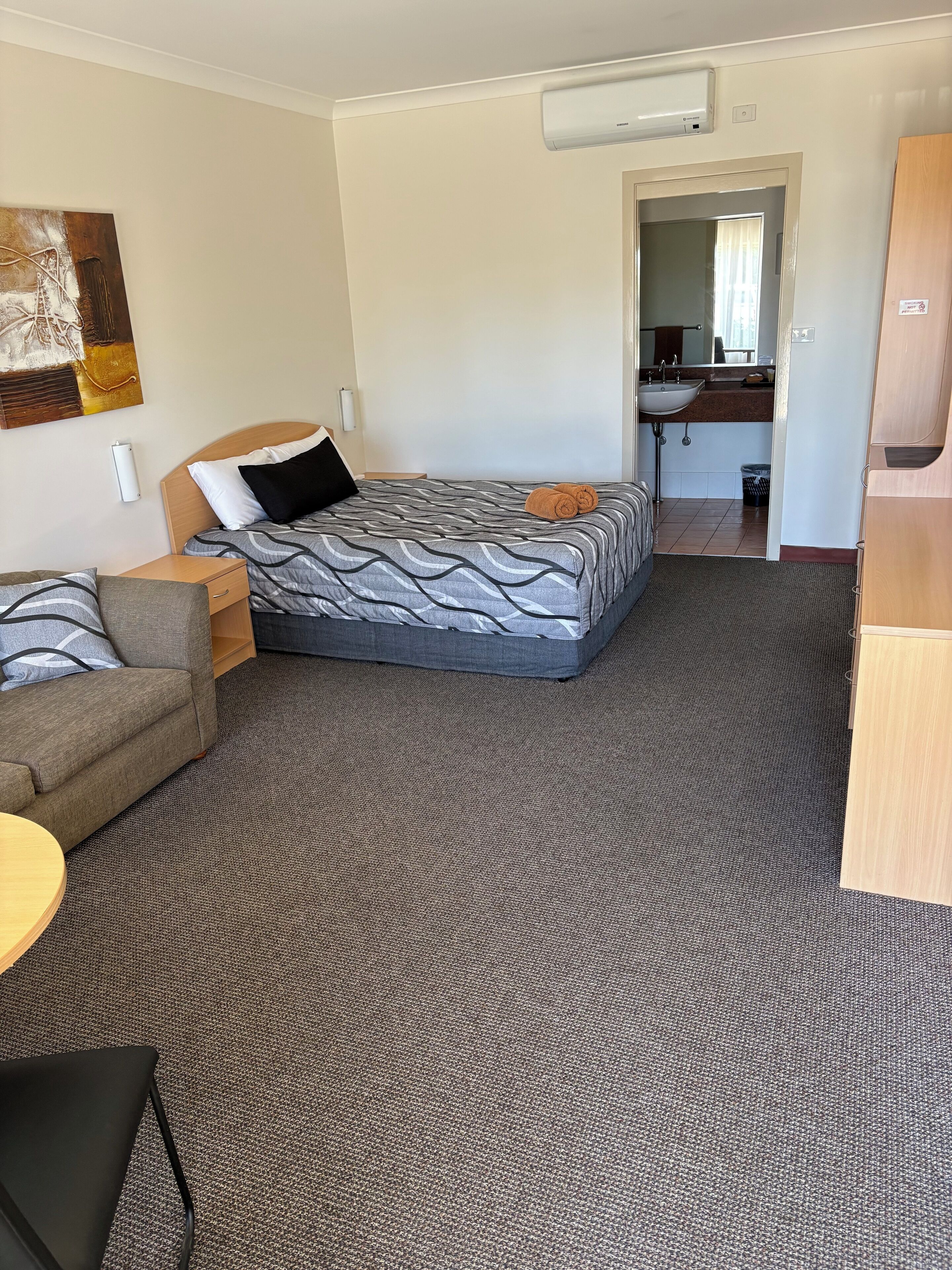 迷你吧、办公桌、熨斗/熨衣板、免费 WiFi