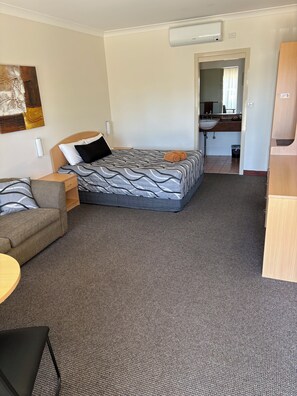 Minibar, Schreibtisch, Bügeleisen/Bügelbrett, kostenloses WLAN