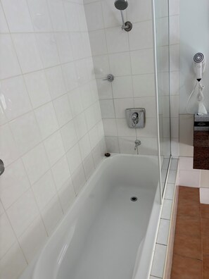 Executive-Zimmer, 1 Queen-Bett, Nichtraucher, Balkon | Badezimmer | Dusche, Haartrockner, Handtücher