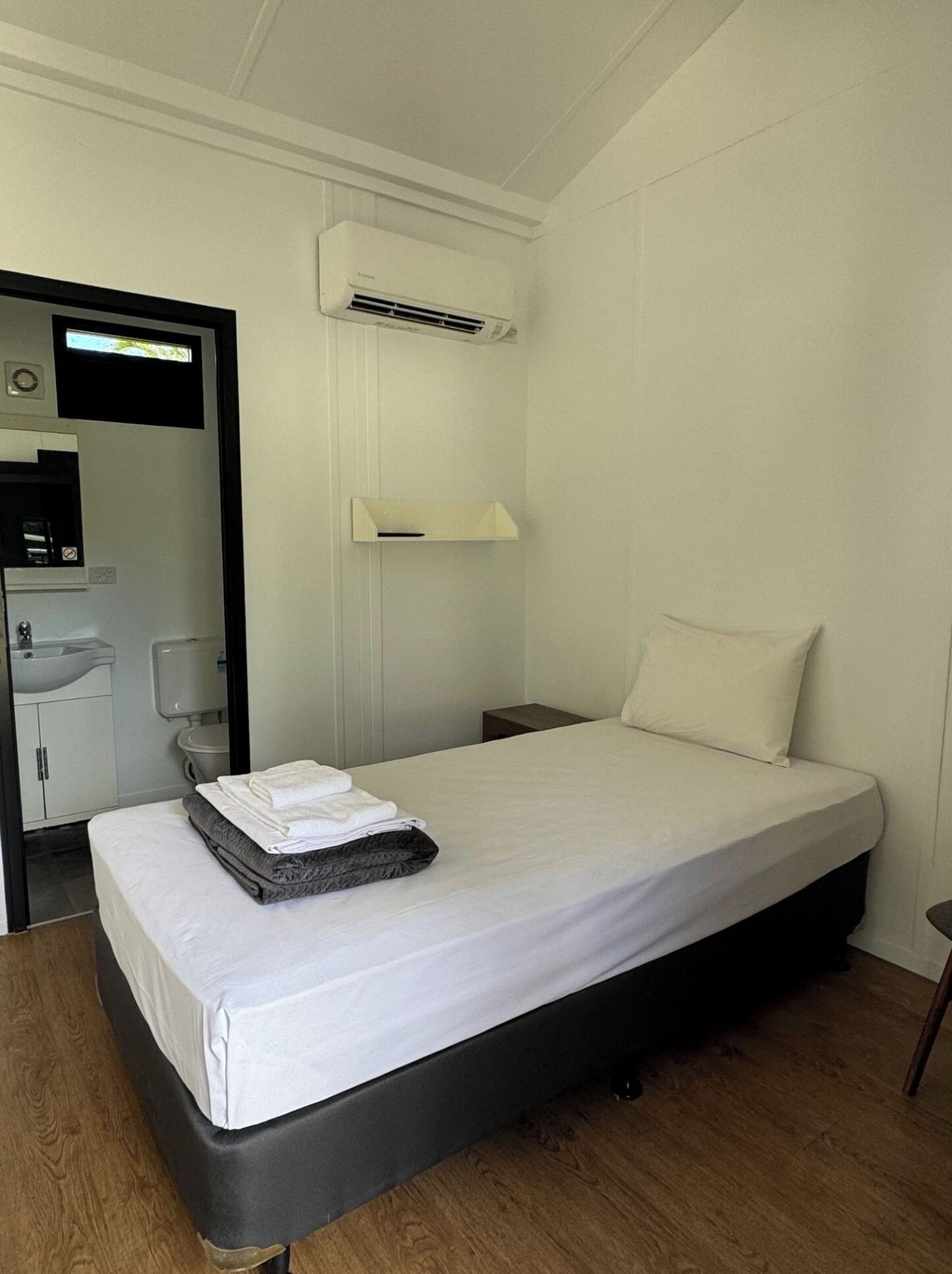 Superior Studio - Sleeps 2 | Iron/ironing board, free WiFi, bed sheets