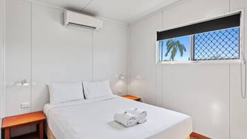 Chambre Standard, 1 chambre (Sleeps 4) | Fer et planche à repasser, accès au Wi-Fi (inclus), literie fournie