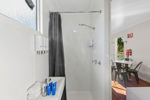 Standard Studio - Sleeps 5 | Iron/ironing board, free WiFi, bed sheets - Discovery Parks - Mackay (Mackay Harbour)