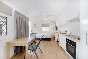 スーペリア スタジオ (Sleeps 2) | 客室内のダイニングエリア