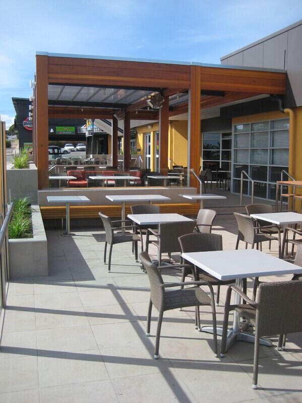 Outdoor dining - Christies Beach Hotel (Christies Beach)