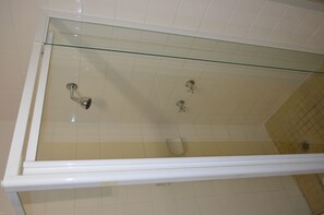 Douche, séchoir à cheveux, serviettes fournies
