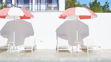 Piscine extérieure, chaises longues