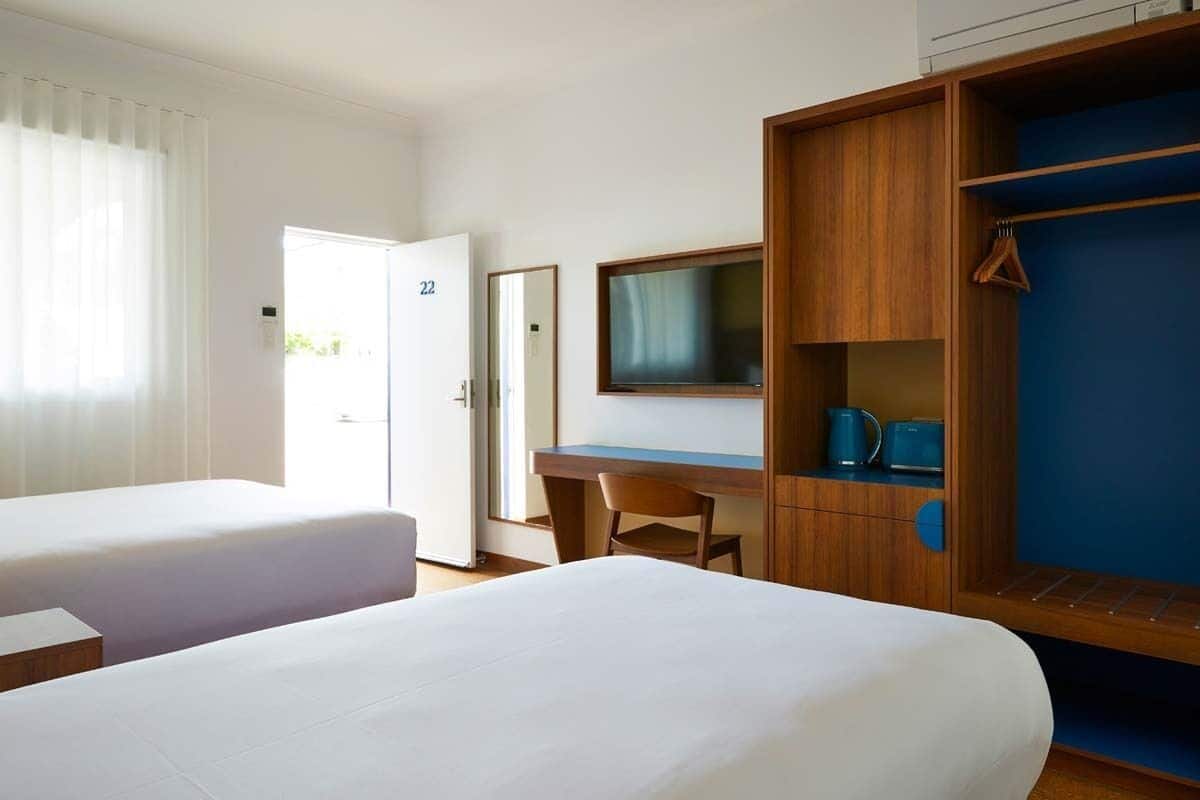 Twin kamer | Luxe beddengoed, een bureau, een laptopwerkplek