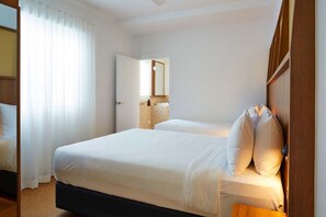 Rom, 2 soverom | Sengetøy av topp kvalitet, skrivebord og skrivebord for bærbar PC