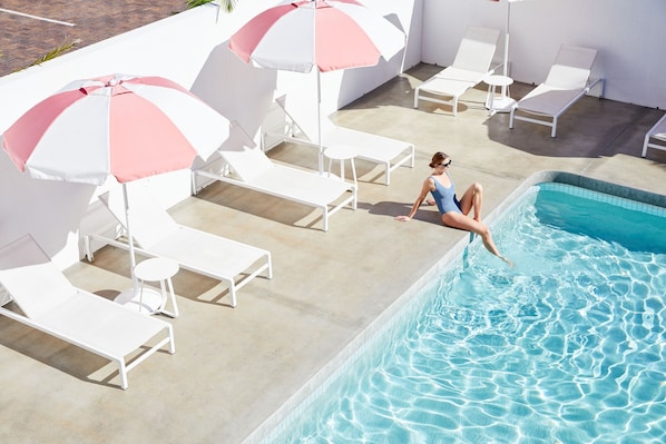 Piscina externa, espreguiçadeiras