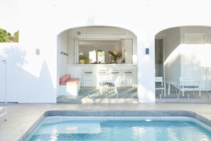 Outdoor pool, pool loungers - The Sails Motel Brunswick Heads (Brunswick Heads)