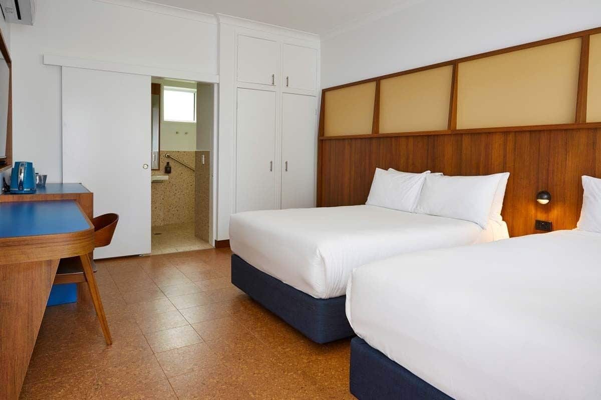 Twin kamer (Wheelchair Access) | Luxe beddengoed, een bureau, een laptopwerkplek