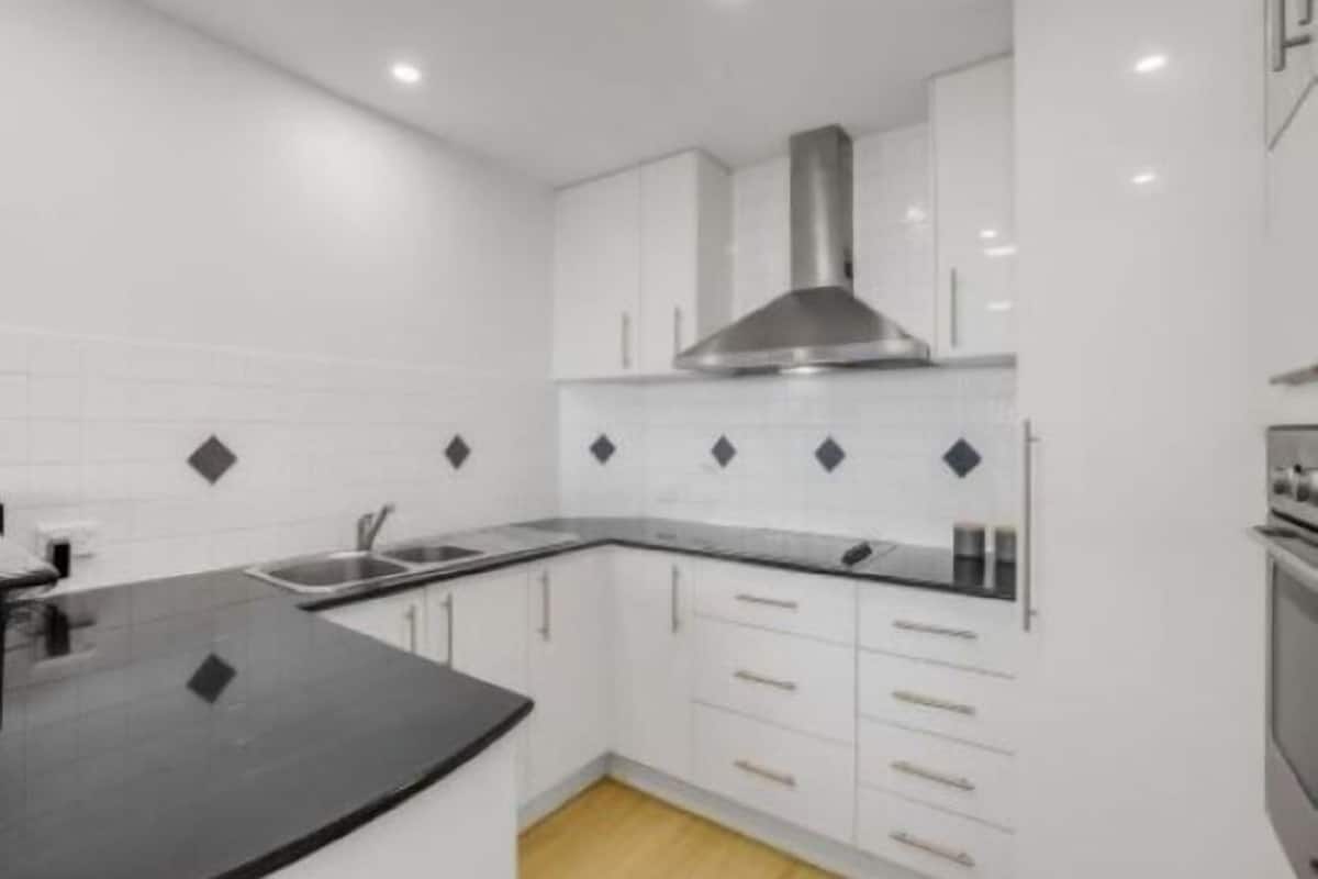 Full-size fridge, microwave, oven, stovetop