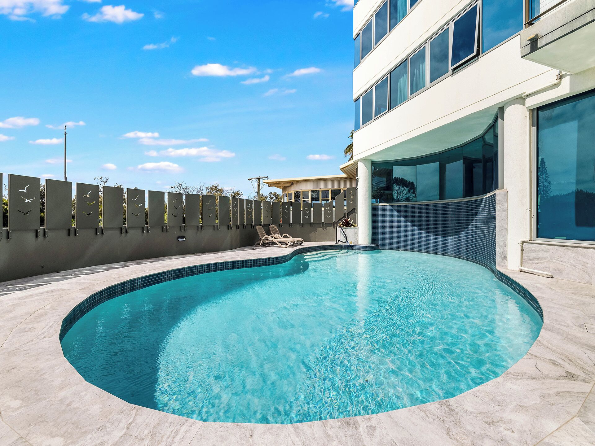 Piscina externa, funciona das 8h às 20h, espreguiçadeiras