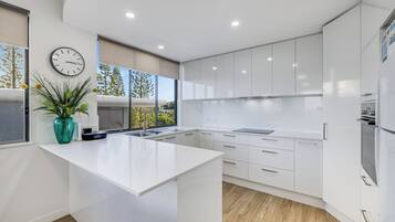 Peti sejuk/penyejuk beku saiz penuh, ketuhar gelombang mikro, ketuhar