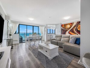 Beachfront Towers: 2 Bedroom High Floor Superior Ocean View | Área de sala de estar | Televisión de pantalla plana de 40 pulgadas con canales por cable 