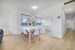 Full-size fridge, microwave, oven, stovetop