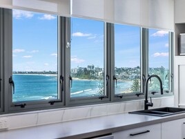 Beachfront Towers: 2 Bedroom High Floor Superior Ocean View | Cocina privada | Cafetera o tetera, frigorífico grande, microondas y horno