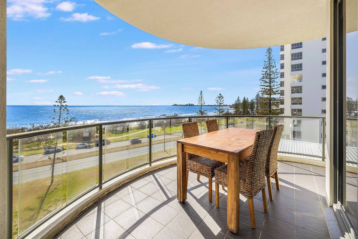 Superior 3 B/R Apartment, 2 King B/R's, plus balconies Ocean and Lake views | Terraza o patio