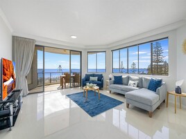 40-英寸纯平电视（配备有线频道）、电视、DVD 播放器