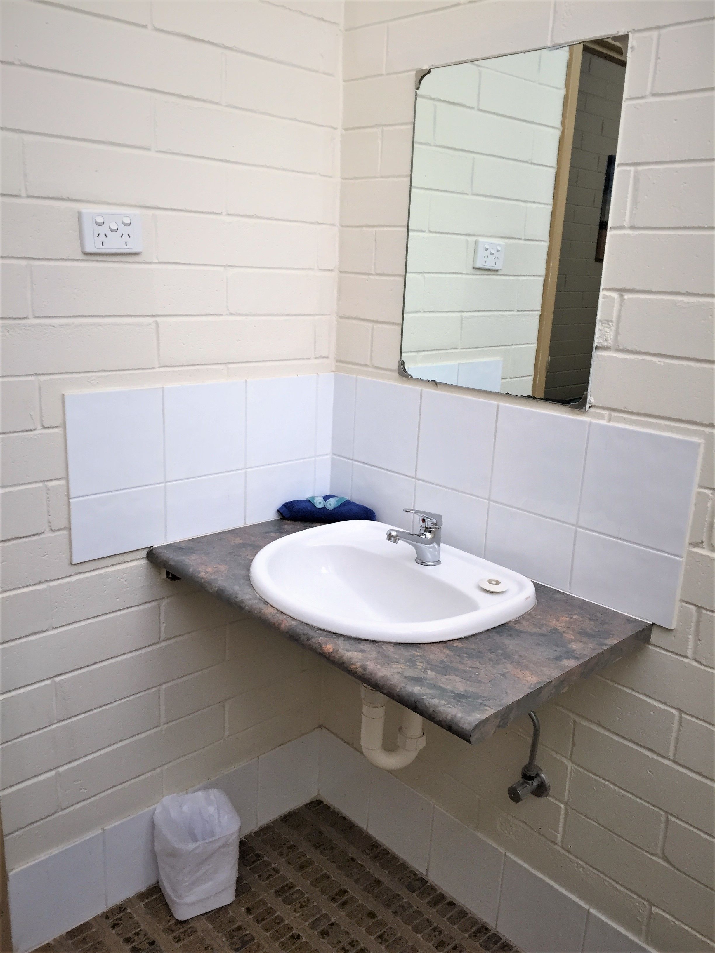 budget double pet friendly | bathroom | shower, free toiletries, towels