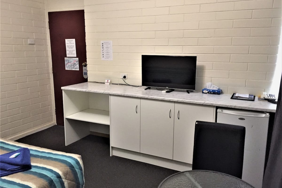 budget double pet friendly | desk, blackout curtains, free wifi, bed sheets