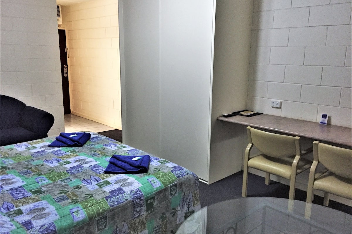 deluxe king | desk, blackout curtains, free wifi, bed sheets