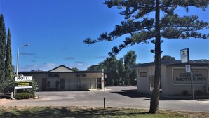 A motel with a reception area, under cover parking, and a sign for Ceduna Motor Inn. - Ceduna Motor Inn (Ceduna)