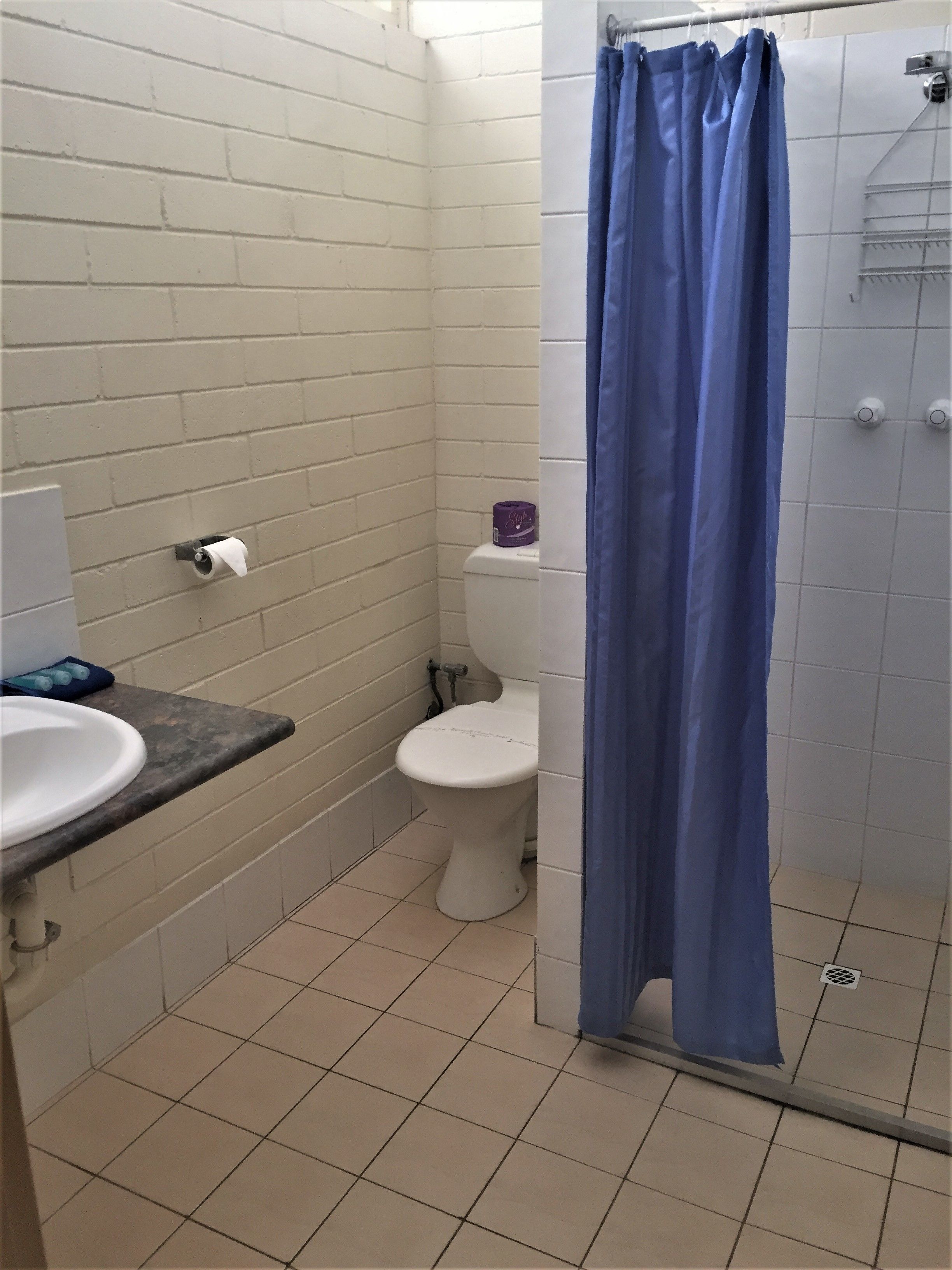 budget queen twin | bathroom | shower, free toiletries, towels