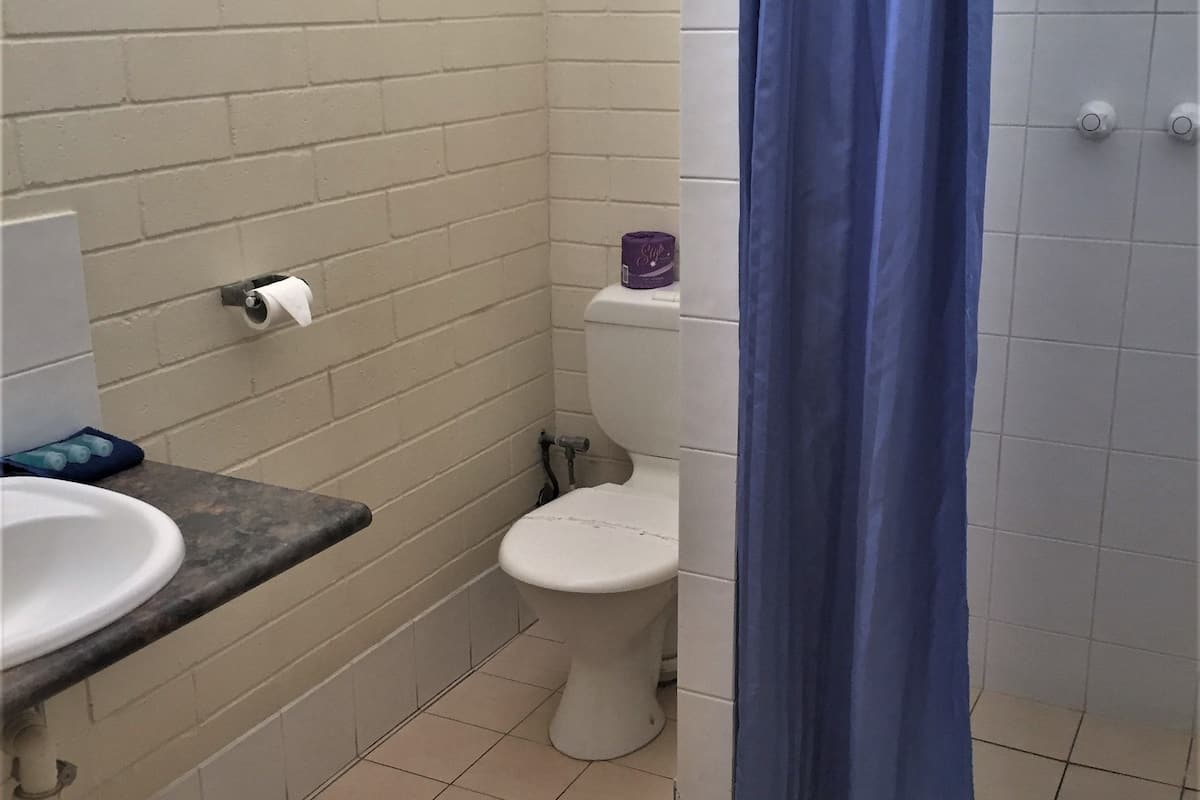budget queen twin | bathroom | shower, free toiletries, towels