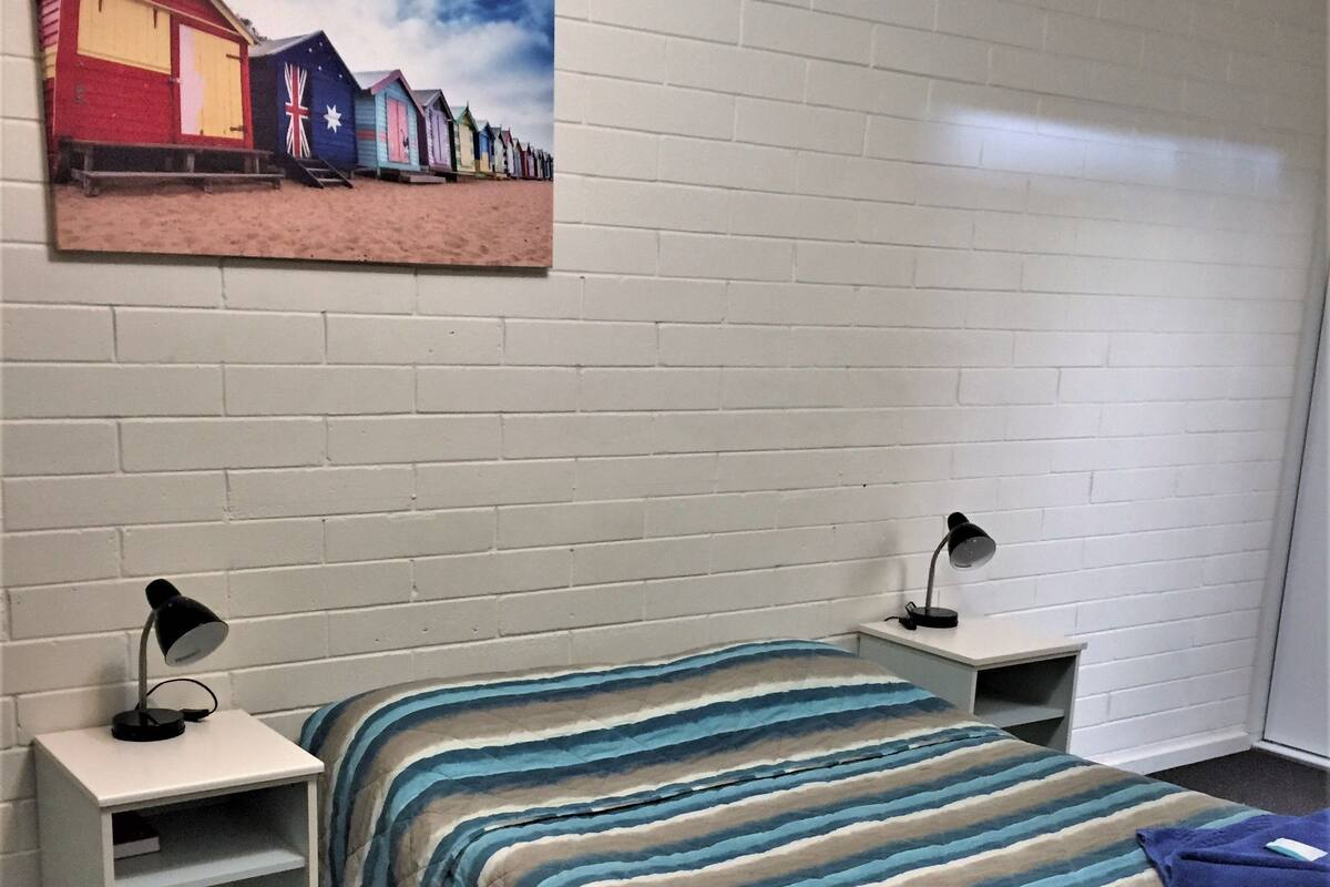 Escritorio, cortinas blackout, wifi gratis y ropa de cama