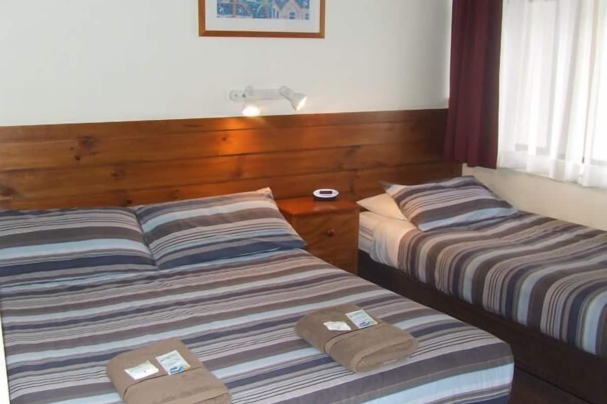 Habitación familiar | Tabla de planchar con plancha, wifi gratis y ropa de cama