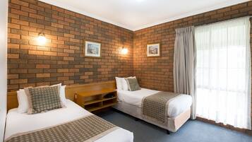 1 habitación, sistema de insonorización y tabla de planchar con plancha