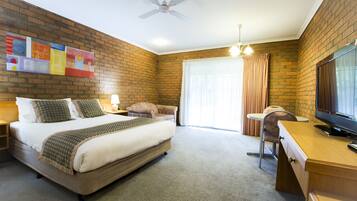 Executive Studio, Non Smoking, Jetted Tub (Exec Spa Unit) | Soundproofing, iron/ironing board, free WiFi, bed sheets