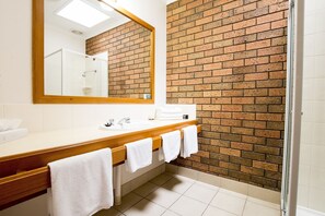 Standard Suite, 2 Bedrooms, Non Smoking, Kitchen (S/C Unit) | Soundproofing, iron/ironing board, free WiFi, bed sheets - Sportslander Motor Inn (Moama)